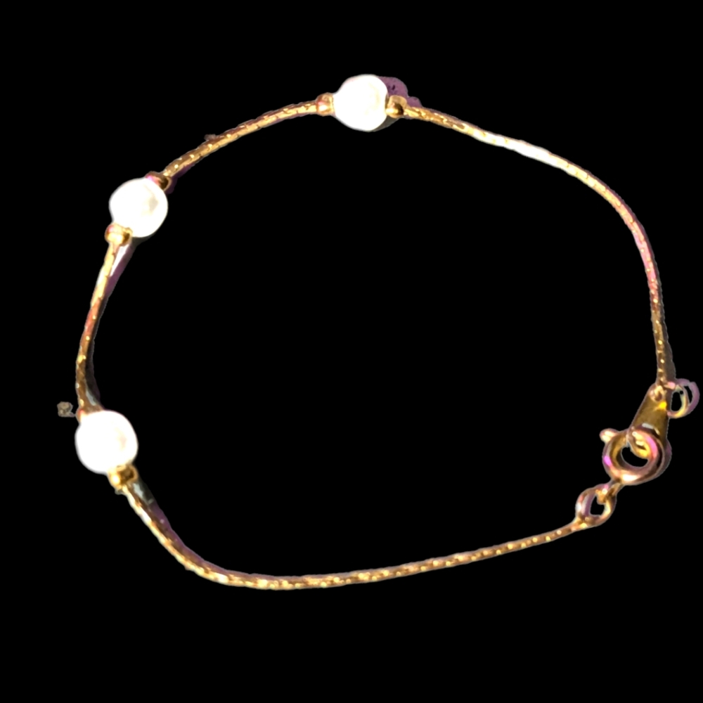Elegant Gold Bracelet with Pearls